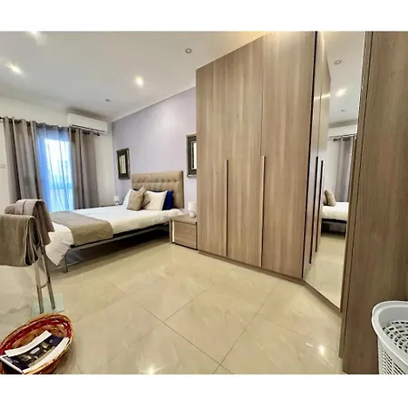 Excellent Location, Sliema Ferry,beach & Pool Club Semesterbostad
