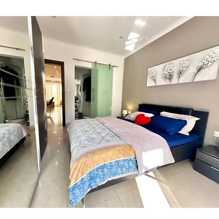 Excellent Location, Sliema Ferry,beach & Pool Club * Gzira